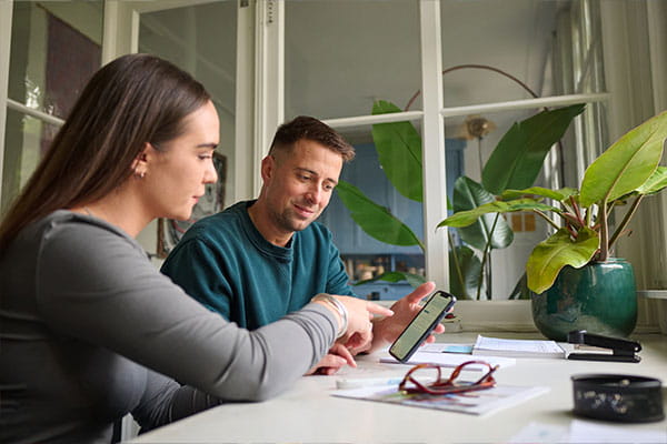 Une famille fait une simulation