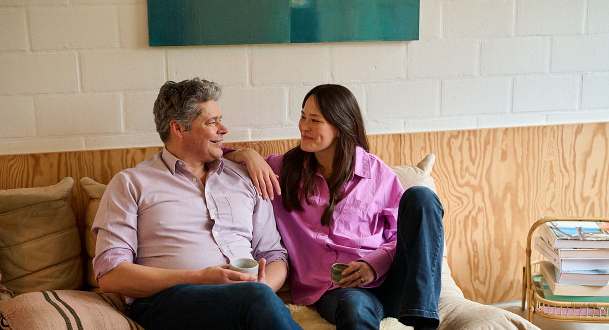 Vader en dochter gemoedelijk samen in zetel.