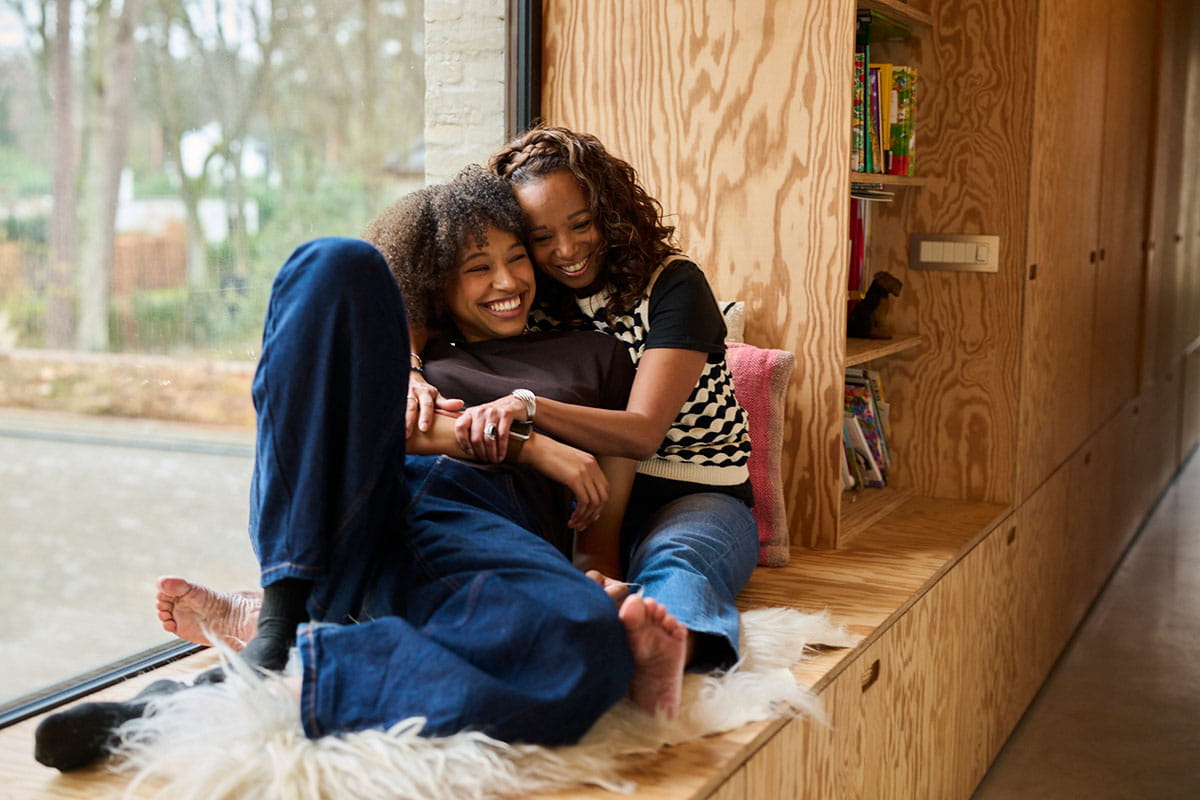 Moeder en dochter knuffelmoment