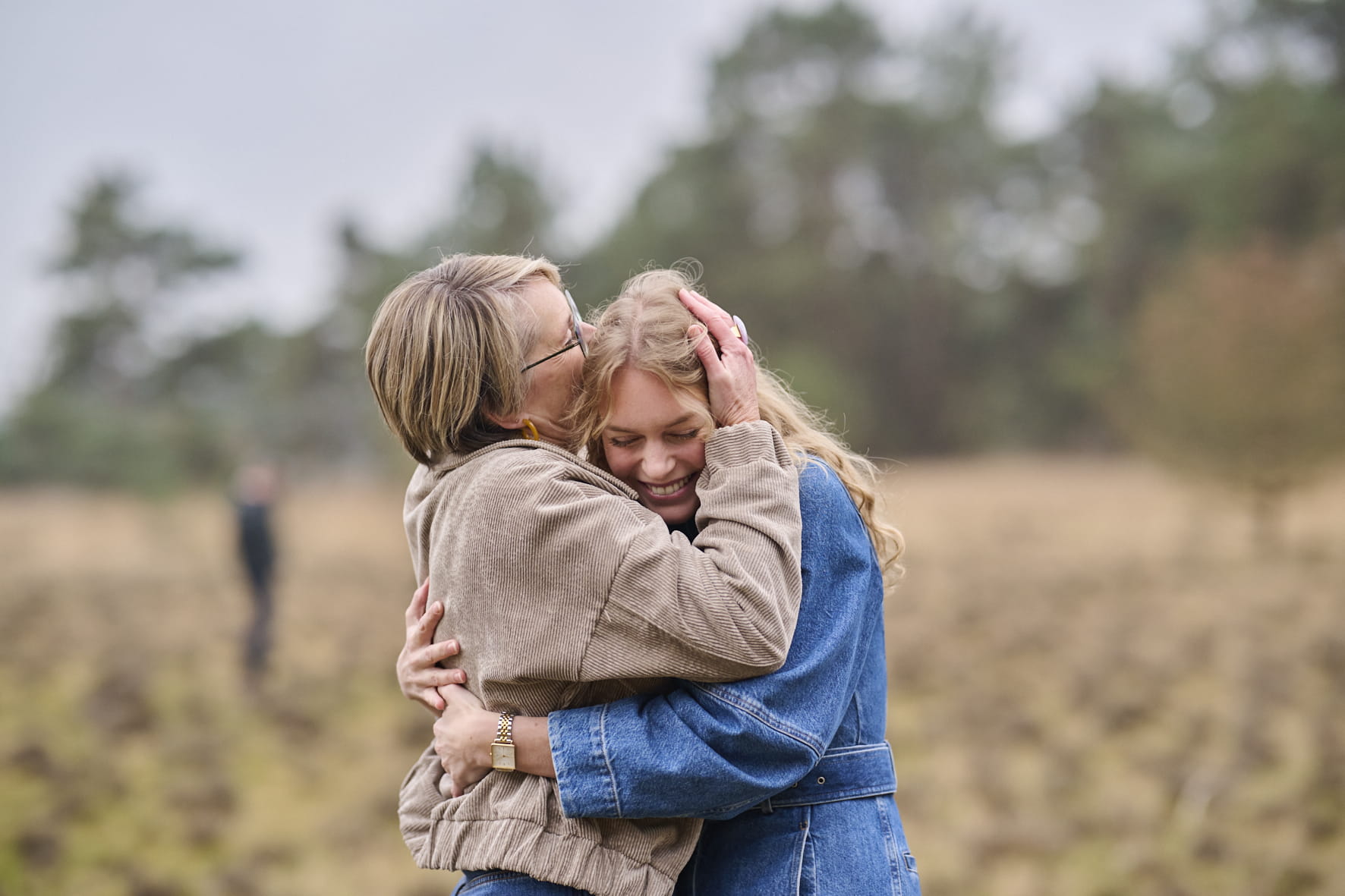 Moeder knuffelt met dochter