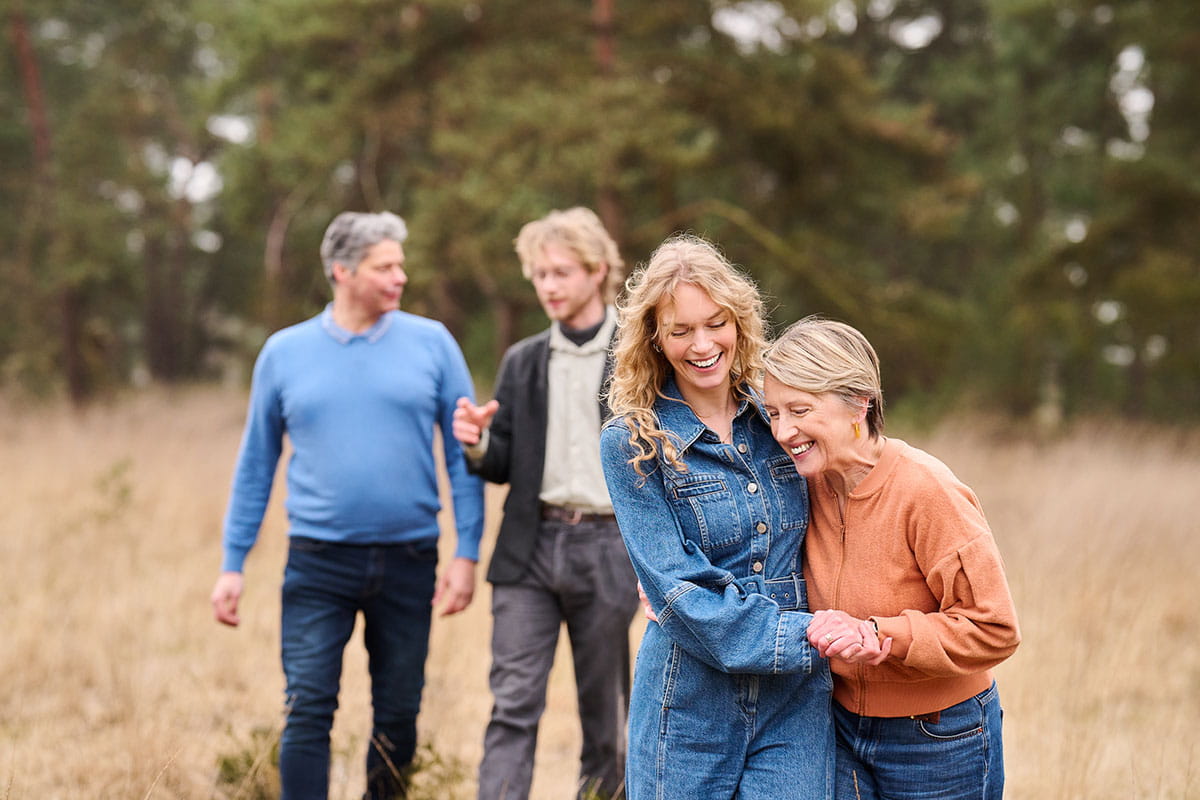 Famille en promenade dans la nature.