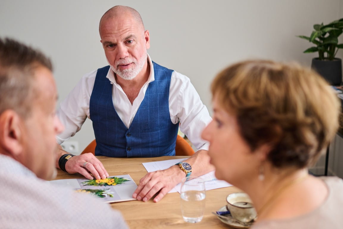 Uitvaartverzorger in gesprek met nabestaanden