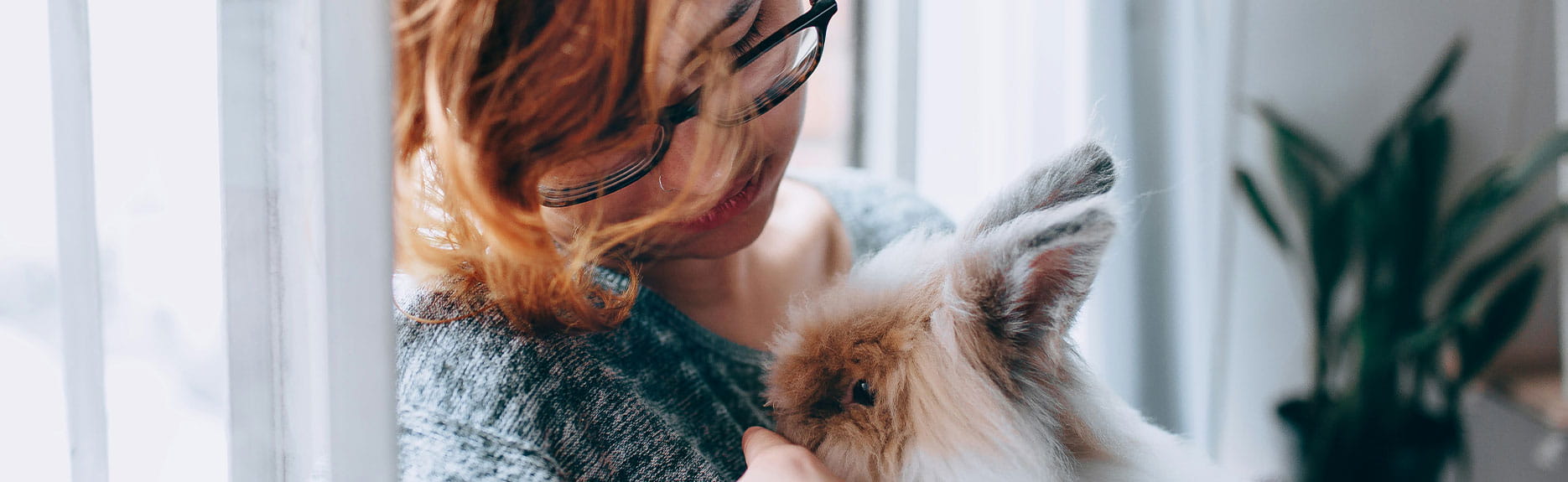 vrouw met konijn
